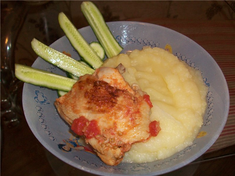 Chicken thighs in tomato-garlic marinade (multicooker Brand 37501)