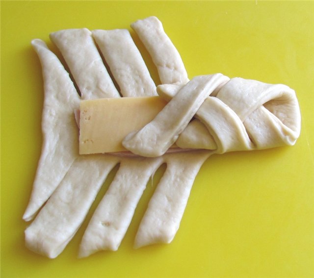 Panino di vimini danese con formaggio e prosciutto (forno)