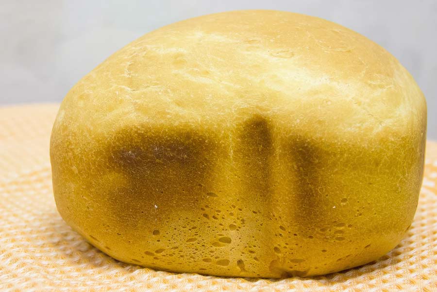 Chleb francuski w wypiekaczu do chleba z prasowanymi drożdżami