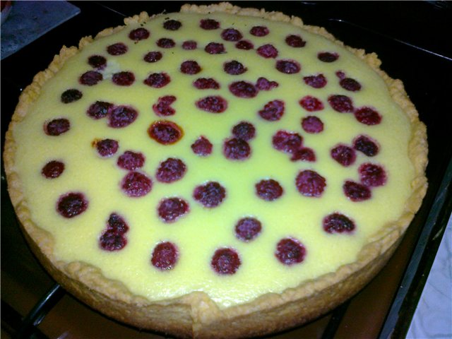 Cream pie with raspberries