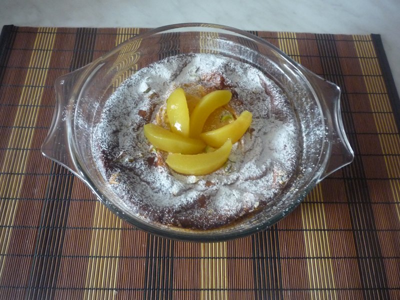 Crema de ryazhenka al horno con fruta y chocolate