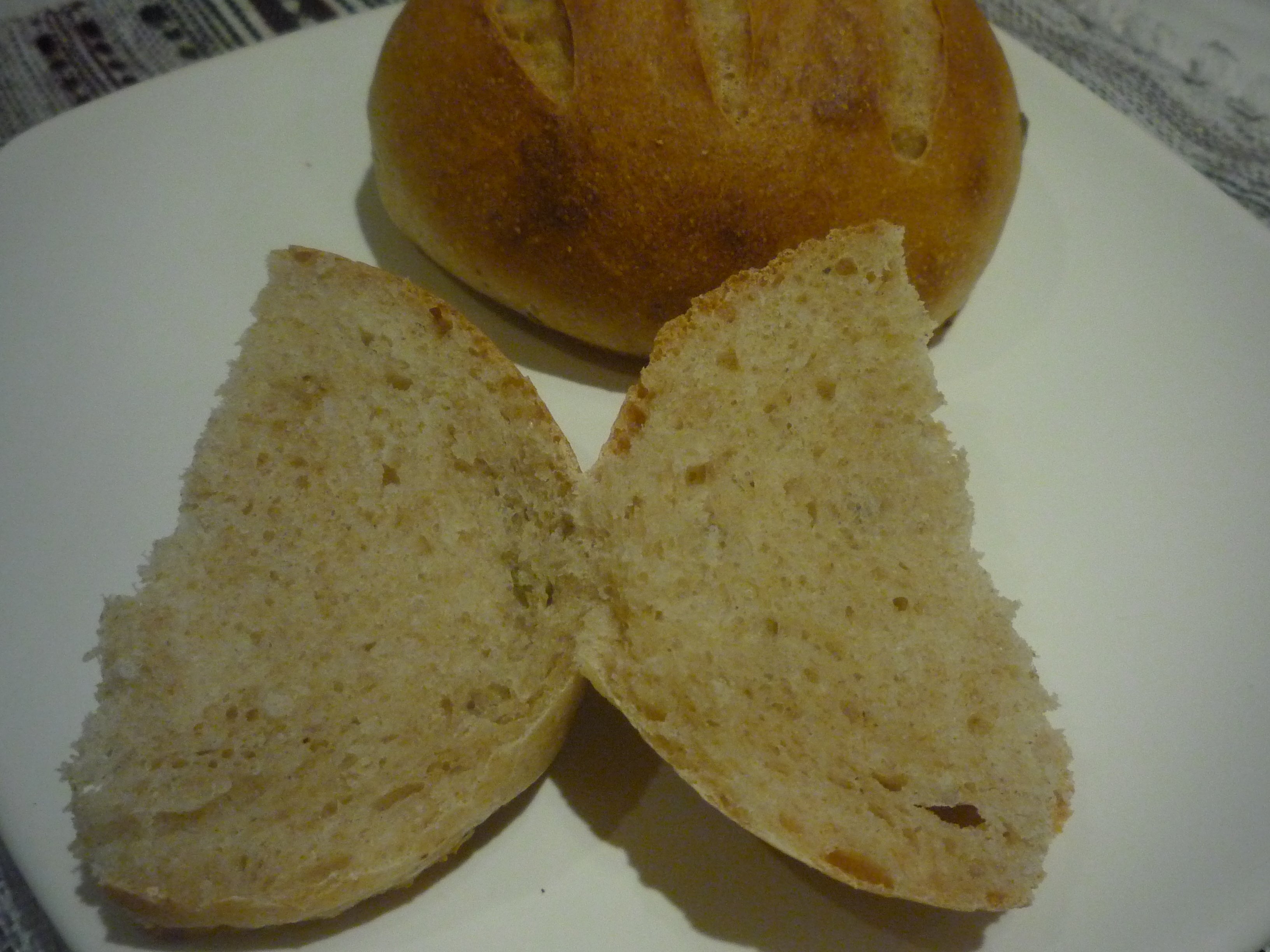 Buns with whole grain flour, honey and lavender (R. Bertine)