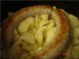 Duszone ziemniaki i kiełbaski do smażenia - danie duet (szybkowar Polaris 0305)