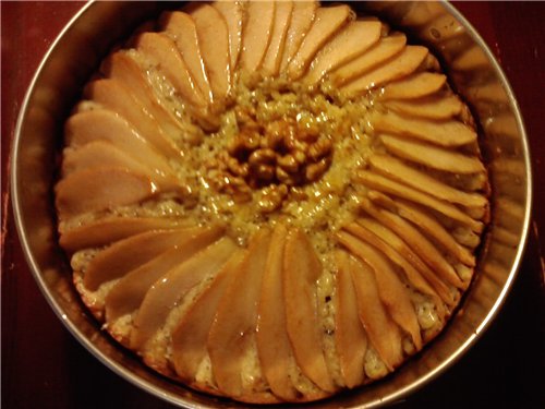 Spicy cake with pears and cardamom