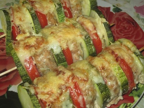 Zucchini kebabs with minced meat and tomatoes