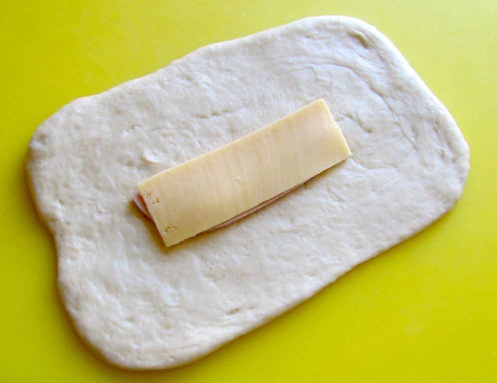 Bollo danés de mimbre con queso y jamón (horno)