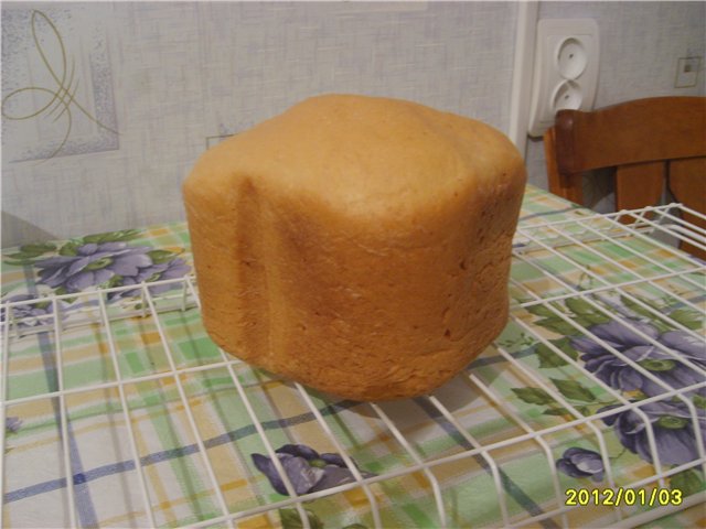 Pane bianco con maionese e formaggio (macchina per il pane)
