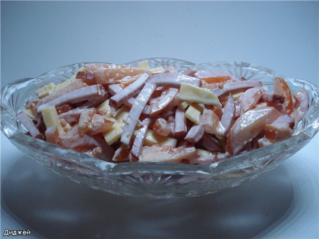 Salad in 5 seconds with ham, tomatoes and cheese