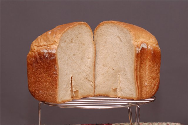 Chleb francuski z gazowaną wodą w wypiekaczu do chleba