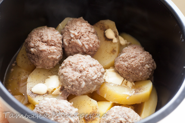 Meatballs with potatoes in the Brand 6051 pressure cooker