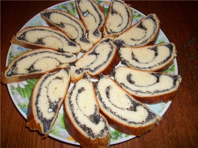 Roll with poppy seed filling