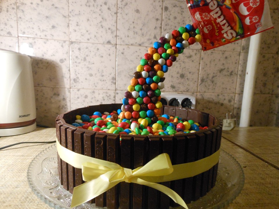 עוגה עם שוקולד M & M ו Kit Kat (סדנת קישוט)