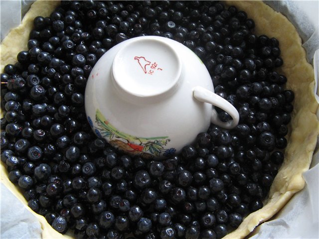 Berry pie with a cup