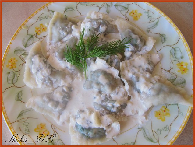 Ravioli with chicken cookies and spinach and creamy cheese sauce