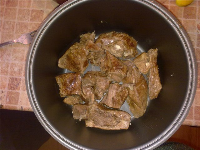 شوربا لحم البقر في طباخ بطيء