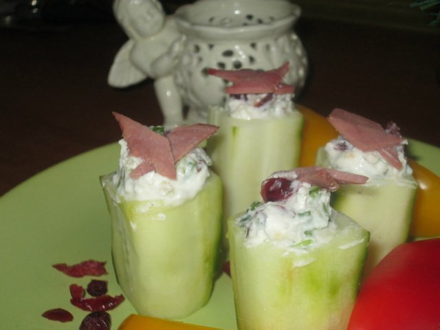 Gevulde komkommers voor een nieuwjaarsbuffet