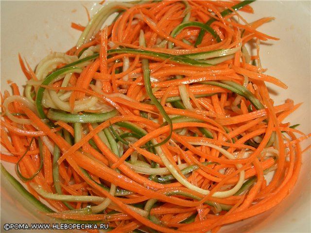 Korean salad with carrots, asparagus and shiitaki mushrooms