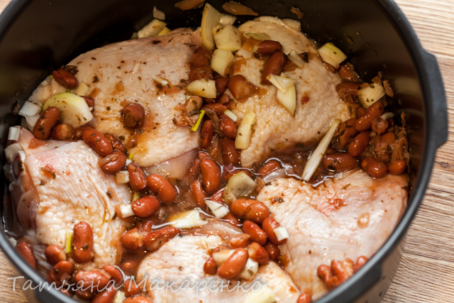 Chicken thighs with canned beans in Oursson 4002 pressure cooker