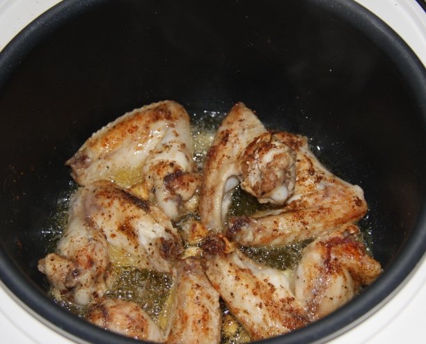 اجنحة الدجاج مطهية مع البطاطس بالحليب (Multicooker)