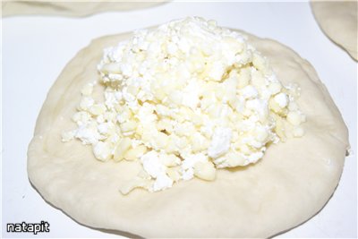 Mengrelian khachapuri مع الجبن و khachapuri Kubdari باللحم