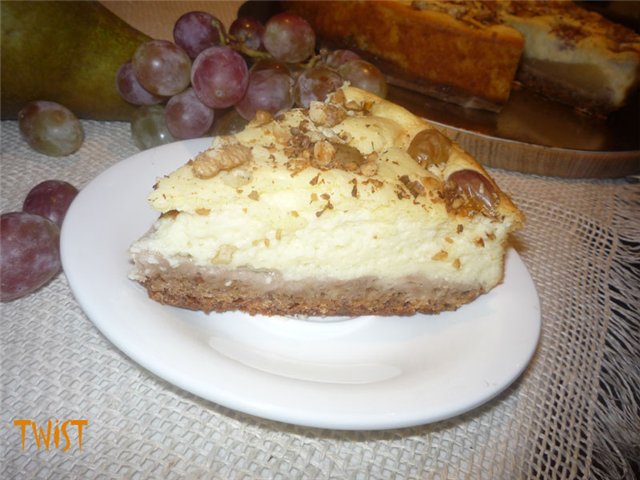 Custard cheesecake with pears and grapes