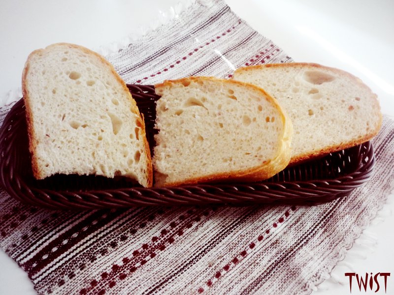 לחם לבן רגיל עם גרגרי פלפל ורודים