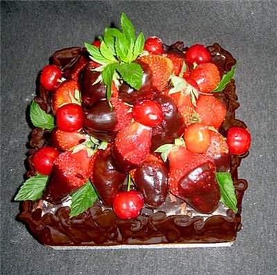 torta di fragole ricoperta di cioccolato