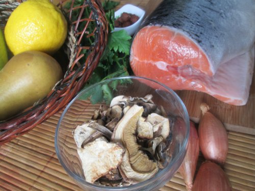 Zalm in spek gevuld met peren, champignons en noten