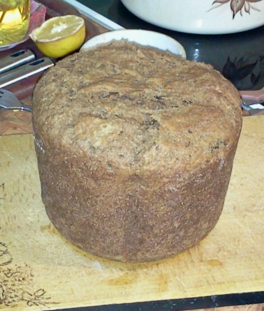 W wypiekaczu do chleba Gorenje BM 900 AL pieczemy szary chleb