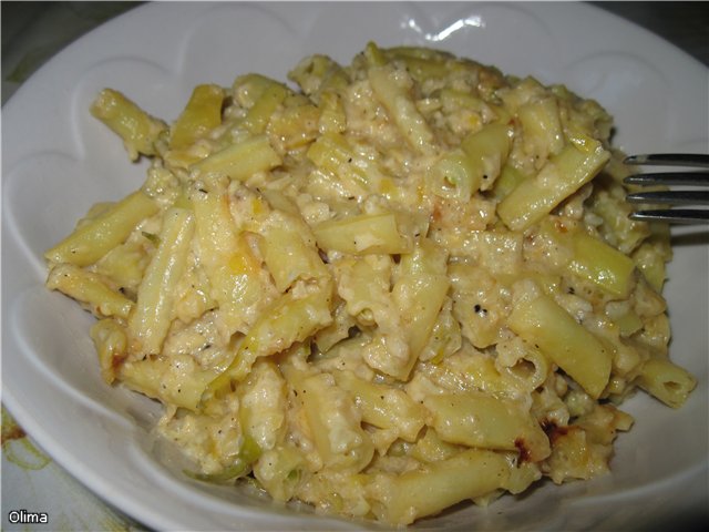Green beans in onion-cheese sauce