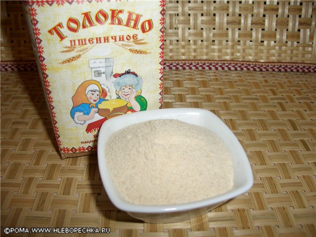 Gachas de sémola con avena de trigo en una olla de leche