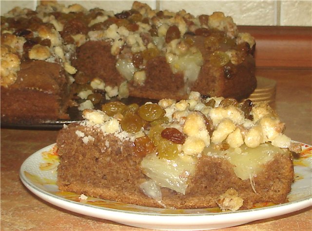 Ciasto czekoladowe z brzoskwiniami i karmelizowanymi orzechami.