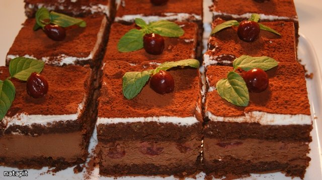 Sjokoladekake med kirsebær og krem