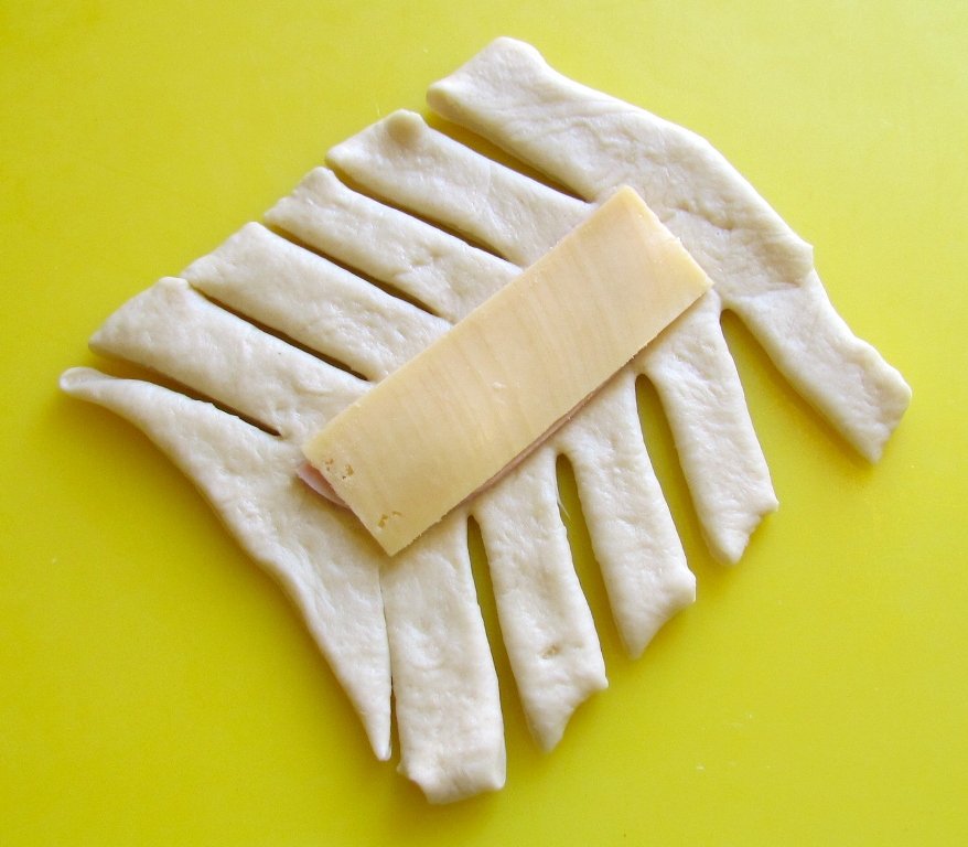 Dán fonott zsemle sajttal és sonkával (sütő)