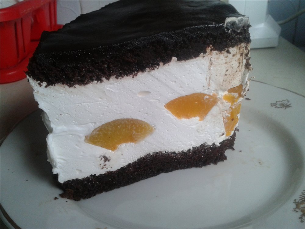 Creamy chocolate cake with peaches
