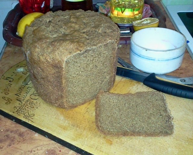 W wypiekaczu do chleba Gorenje BM 900 AL pieczemy szary chleb