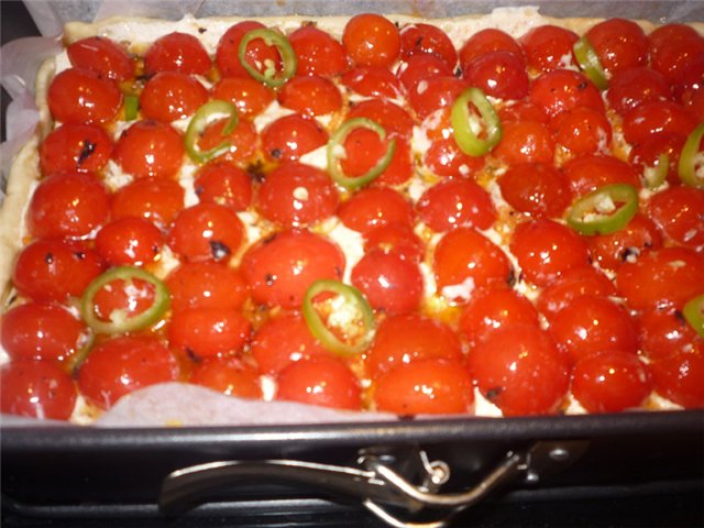 Tart with cherry tomatoes