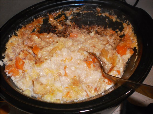 Porridge cremoso a base di miglio e mele in una pentola a cottura lenta