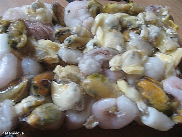 Pasta tuszowa z koktajlem morskim