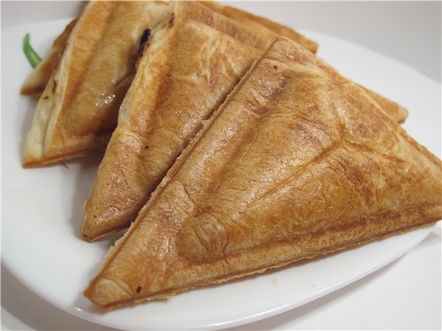 Puff pastry pyramids with meat