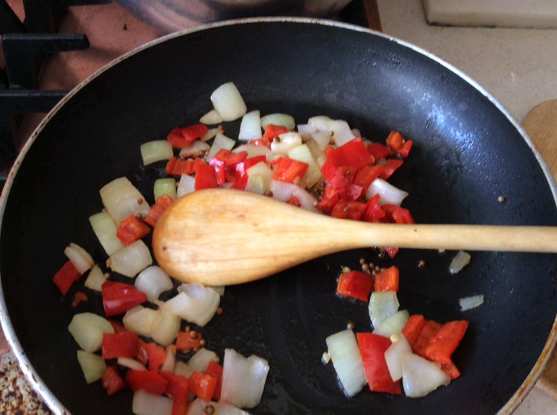 Calentar sopa de puré de calabaza, brócoli y chile