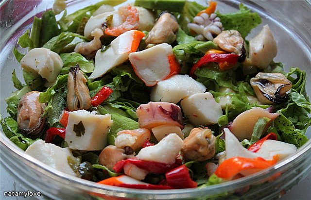 Salad with bananas and sea creatures