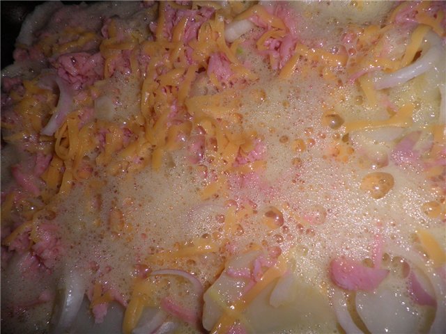Potatoes with ham in an omelette