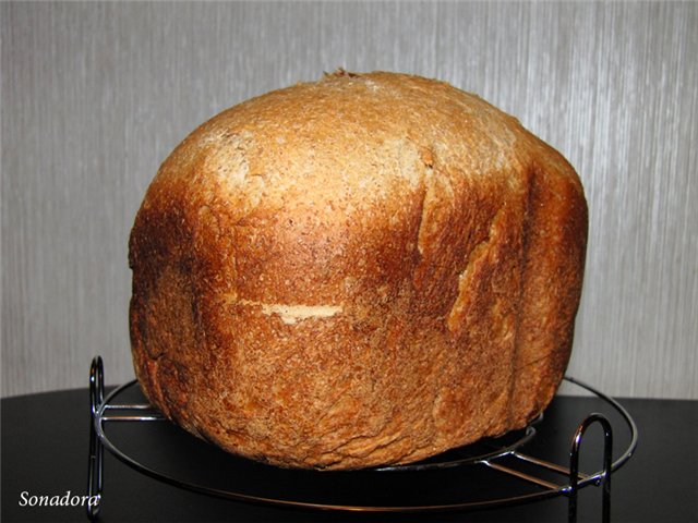 Szary chleb na jasnym piwie w wypiekaczu do chleba