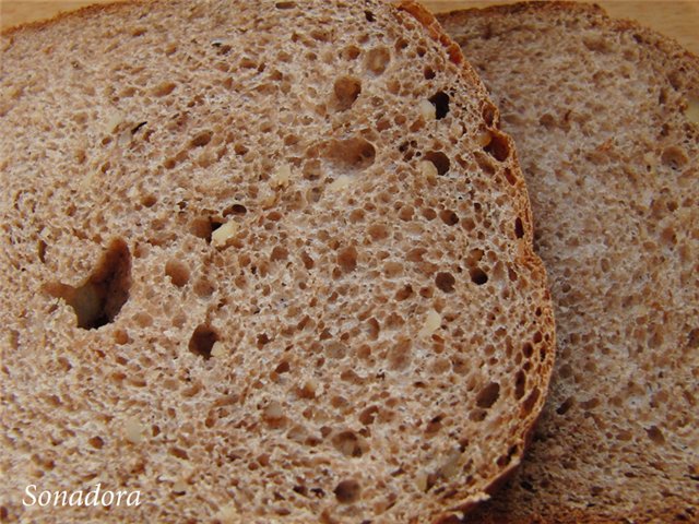 Chleb pełnoziarnisty z Orzechami Włoskimi (wypiekacz do chleba)