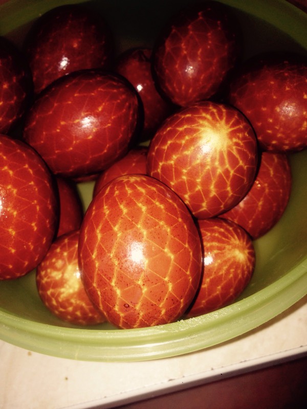 Huevos a cuadros, coloreados con pieles de cebolla (dedicados al Doctor Jefe del Foro ShuMasha)