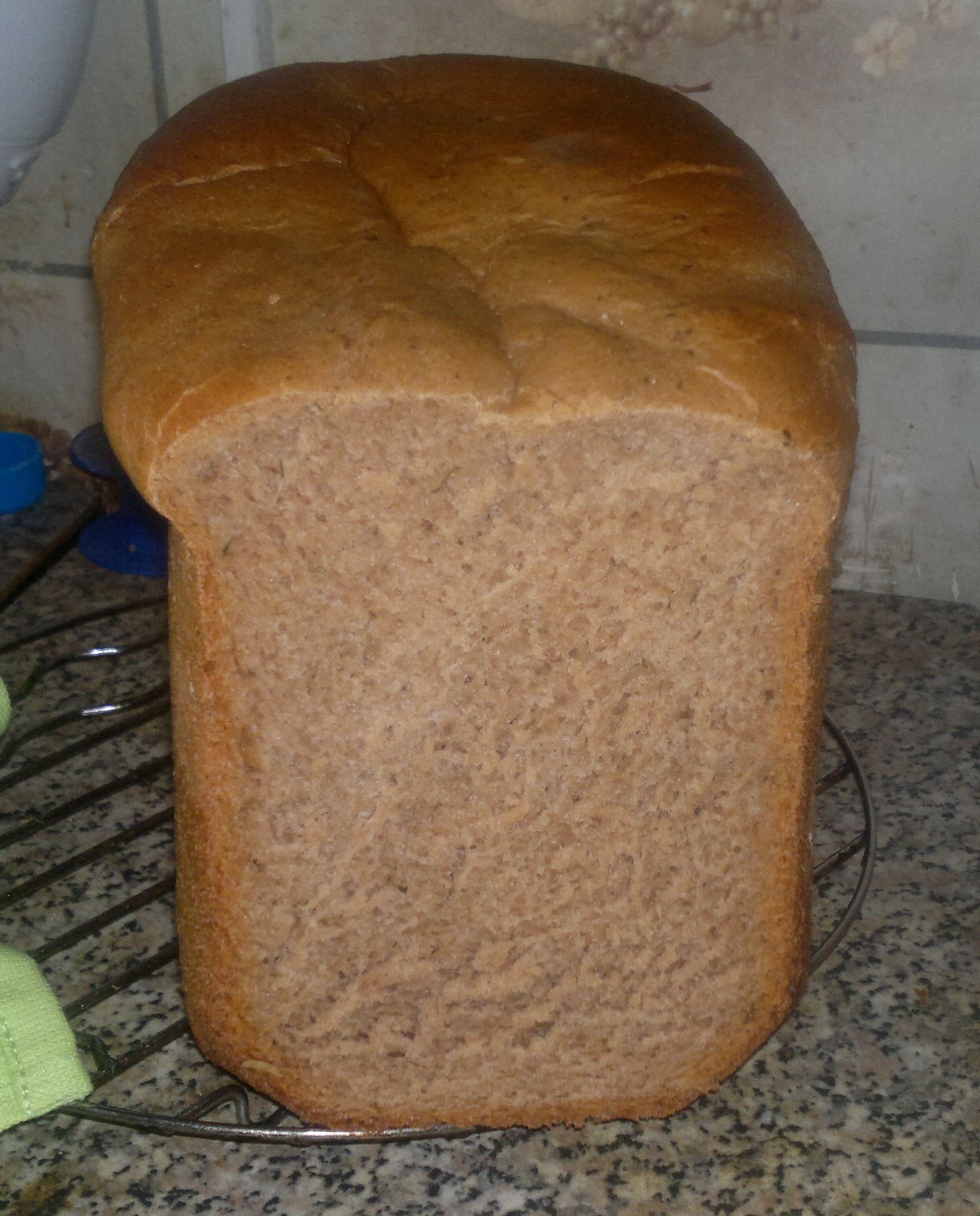 Zwart brood met rode peper (broodbakmachine)