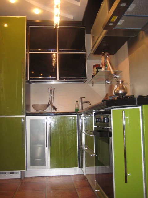 החלום של מניאק. מטבח בצבעים ירוק בהיר וכתום.