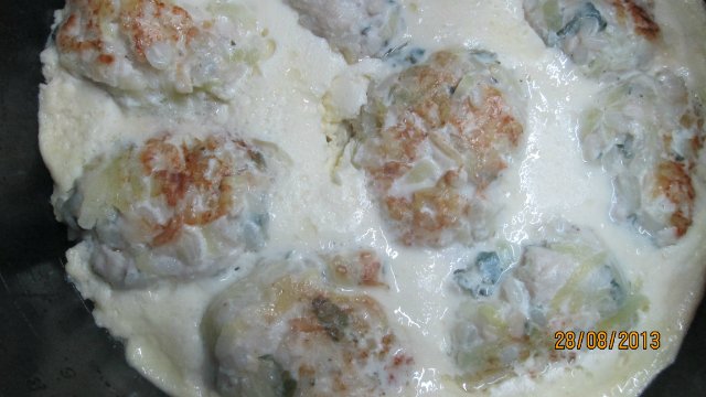 Chicken meatballs with mint in sour cream sauce for the Brand 6051 multicooker pressure cooker.