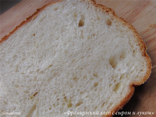 Chleb francuski z serem i cebulą w wypiekaczu do chleba
